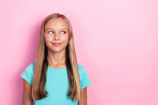 魅力的な小学生の女の子の写真は アクアマリンのTシャツブロンドの髪を身に着けています興味のある空のスペース良いニュースは パステルピンク色の背景に隔離 — ストック写真