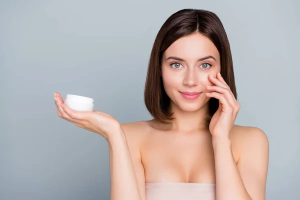 Foto Der Glücklichen Kosmetikerin Halten Cremeglas Werbung Hautpeeling Option Berühren — Stockfoto