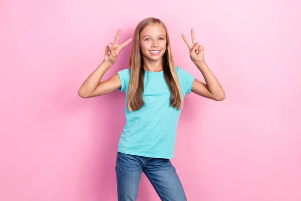 魅力的な小学生の子供の写真は 2つのVサインシンボルを示すアクアマリンのTシャツを身に着けています正の良い気分をお楽しみくださいポーズパステルピンクの色の背景に孤立 — ストック写真