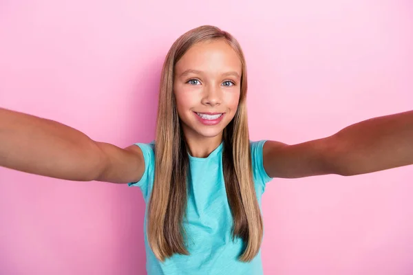 Neşeli Küçük Çocuğun Fotoğrafı Turkuaz Tişört Giyiyor Koyu Renkli Selfie — Stok fotoğraf