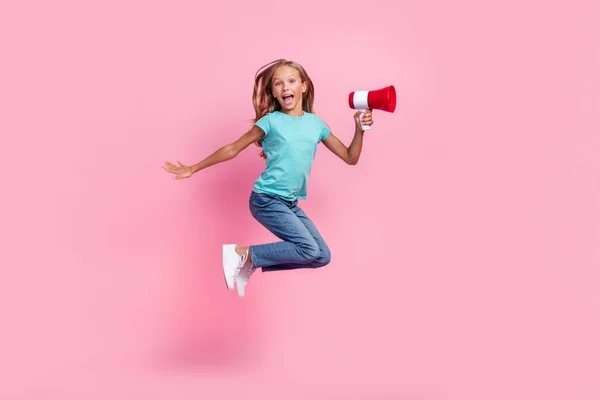 かわいい印象的な小さな子供の完全な長さの写真は トルコ石のTシャツを身に着けている高上昇トア孤立ピンク色の背景をジャンプ — ストック写真