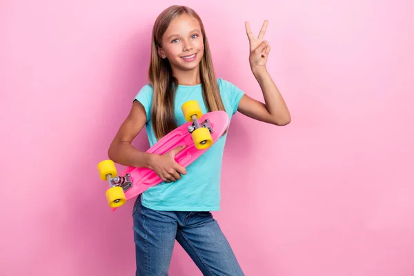 Foto Criança Pequena Adorável Brilhante Usar Turquesa Shirt Andar Skate — Fotografia de Stock