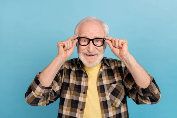 面白い魅力的な引退した男の写真は 再生シャツ腕の眼鏡は 孤立した青の色の背景笑みを浮かべて着用 — ストック写真