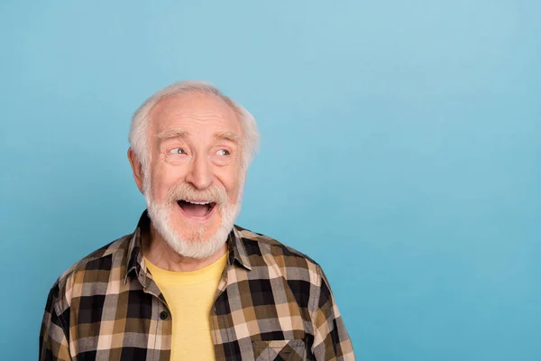 Φωτογραφία Του Εντυπωσιασμένου Αστείο Συνταξιούχος Φορούν Καρό Πουκάμισο Ανοιχτό Στόμα — Φωτογραφία Αρχείου