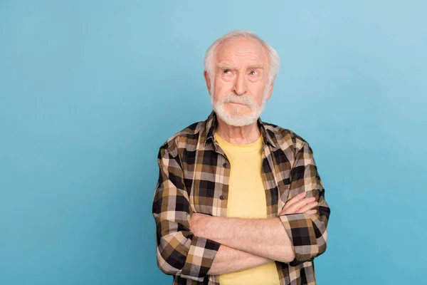 Photo Unsure Funny Retired Man Wear Plaid Shirt Arms Folded — Stock Photo, Image