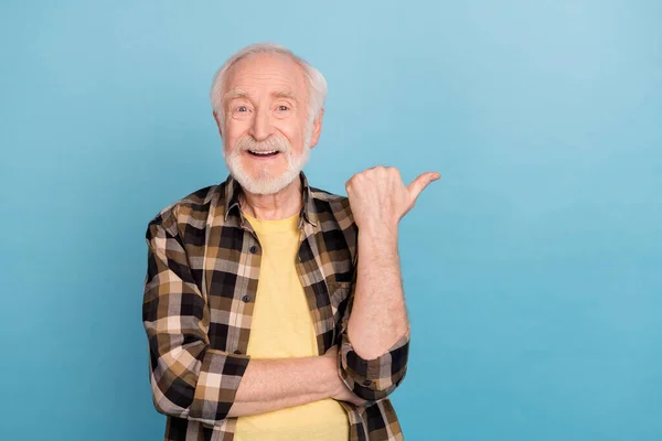 Photo Confident Pretty Retired Man Wear Plaid Shirt Pointing Thumb — Stock Photo, Image