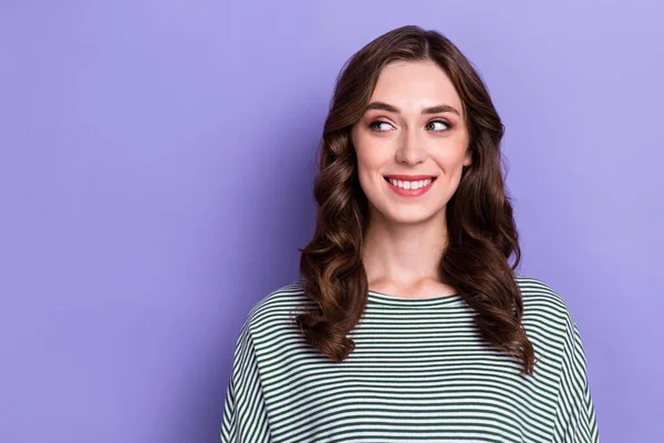 閉じる写真の若い女の子身に着けているスタイリッシュなセーターおもちゃビーム笑顔見て空のスペース広告新しいショッピングモール隔離された上に紫色の背景 — ストック写真