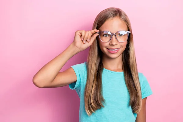 Fotografie Chytré Malé Dítě Nosit Tyrkysové Tričko Brýle Úsměvem Izolované — Stock fotografie