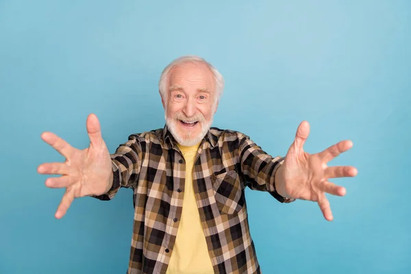 Photo Excited Pretty Retired Man Wear Plaid Shirt Smiling Open — Stock Photo, Image