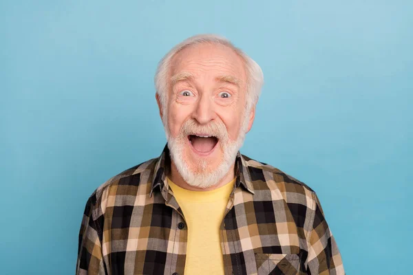 Φωτογραφία Από Αρκετά Εντυπωσιασμένος Συνταξιούχος Φορούν Καρό Πουκάμισο Χαμογελώντας Ανοιχτό — Φωτογραφία Αρχείου