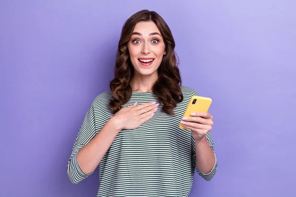 年轻震惊的反应女人美丽的发型触摸胸腔电话大甩卖Ebay隔离紫色背景的照片 — 图库照片