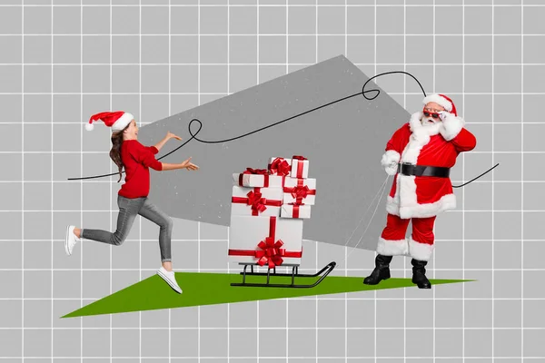 在创造性可调背景下孤立的兴奋跑女Santa Claus持堆栈赠与盒的复合拼贴图像 — 图库照片