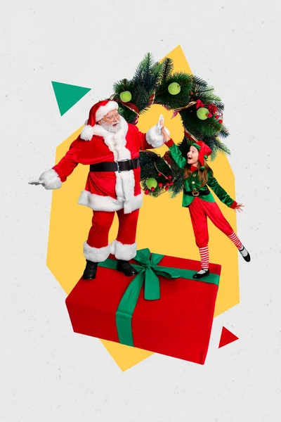 Pionowe Zdjęcie Kolaż Podekscytowany Mikołaj Dać Wysoki Pięć Mały Elf — Zdjęcie stockowe