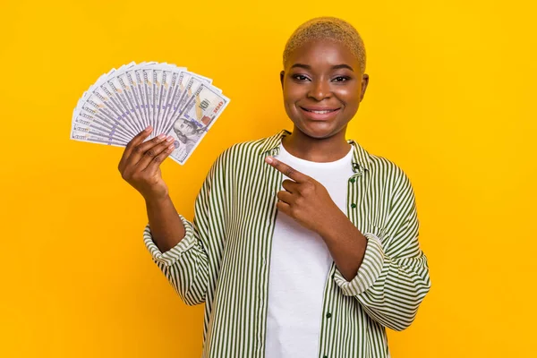 Portret Van Een Vrolijke Dame Duiden Vingerusd Bankbiljetten Geïsoleerd Gele — Stockfoto