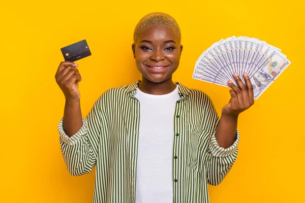 Portrét Veselé Okouzlující Osoba Ruce Držet Debetní Karty Usd Bankovky — Stock fotografie