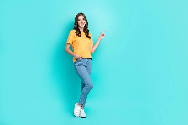 Pełna Długość Zdjęcie Ładna Dziewczyna Ubrana Żółty Shirt Wskazując Palcem — Zdjęcie stockowe