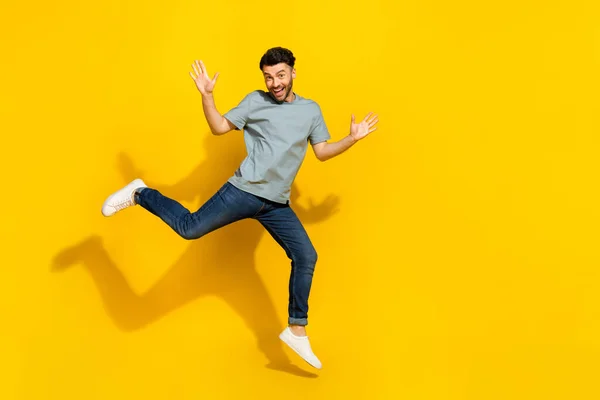 Retrato Corpo Inteiro Satisfeito Feliz Pessoa Saltando Levantar Mãos Espaço — Fotografia de Stock