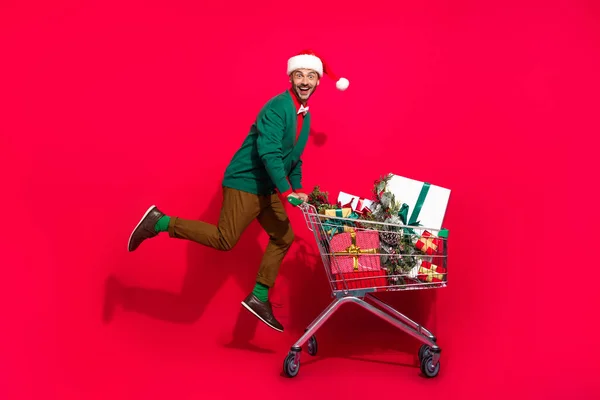 フル長いです写真の面白い興奮男ドレスXmas緑カーディガン購入ノールギフト買い物客トレイ隔離された赤の色の背景 — ストック写真