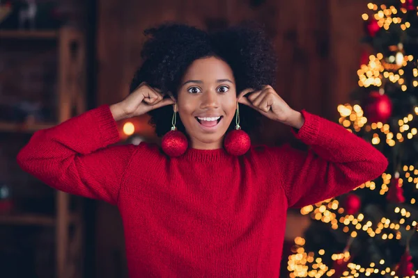 Porträt Aufgeregter Flippiger Kleiner Mädchenarme Halten Weihnachtsbaumschmuck Statt Ohrringe Genießen — Stockfoto