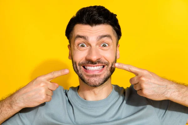 Κοντινή Φωτογραφία Του Νεαρού Αστεία Θετική Toothy Χαμογελώντας Ακτινοβολούν Δάχτυλα — Φωτογραφία Αρχείου
