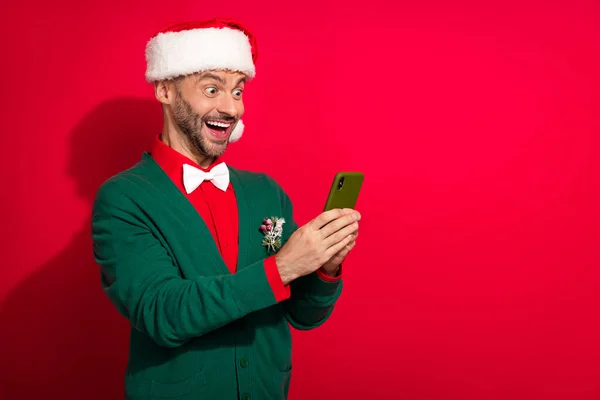 Фото Чарівного Враженого Хлопця Одягненого Різдвяний Зелений Кардиган Спілкується Сучасним — стокове фото