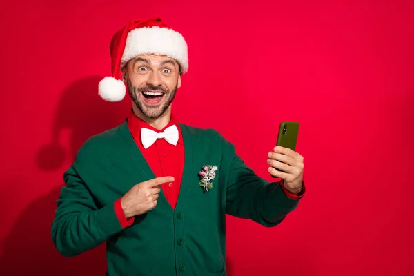 Фото Враженого Крутого Хлопця Одягненого Різдвяний Зелений Кардиган Який Вказує — стокове фото