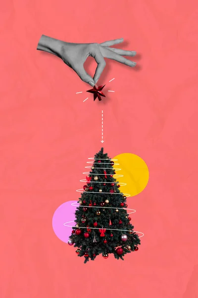装饰圣诞树的大写字母照片横幅上挂着红星明细抽象手握着用红色背景隔开的完成准备玩具 — 图库照片