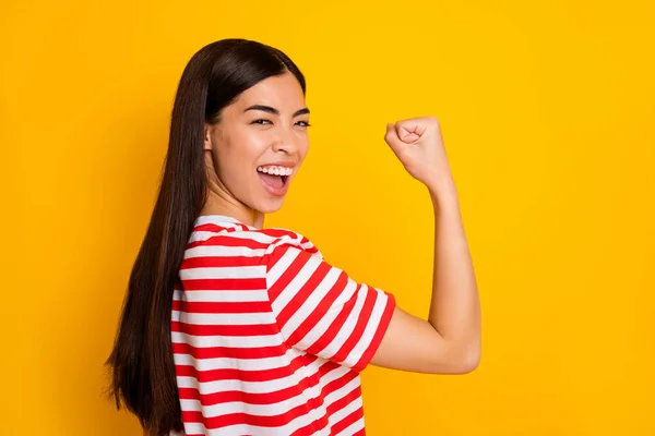 Heyecanlı Mutlu Bir Bayanın Profil Fotoğrafı Sarı Arka Planda Izole — Stok fotoğraf