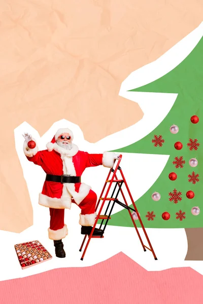 Invitación Imagen Collage Divertido Funky Santa Claus Colgando Bolas Árbol —  Fotos de Stock