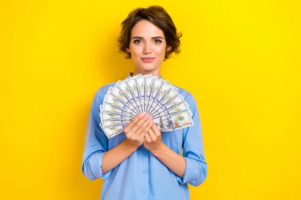 파란색 셔츠를 쾌활하고 귀여운 소녀의 사진은 노란색 배경에 고립된 지폐를 — 스톡 사진