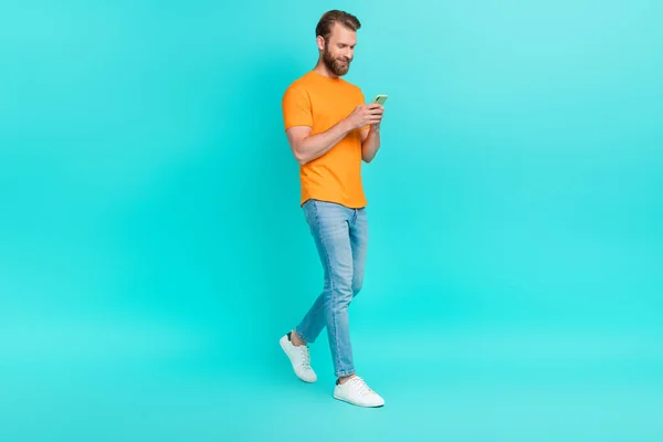 Full Size Foto Van Knappe Positieve Man Gekleed Oranje Shirt — Stockfoto