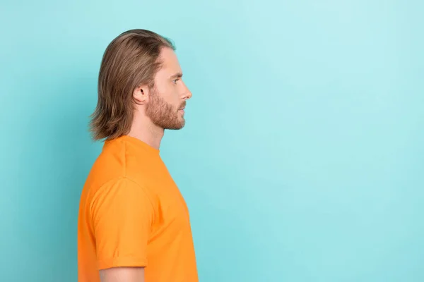 Foto Von Ernsthaften Selbstbewussten Mann Tragen Orangefarbenes Shirt Suchen Leeren — Stockfoto