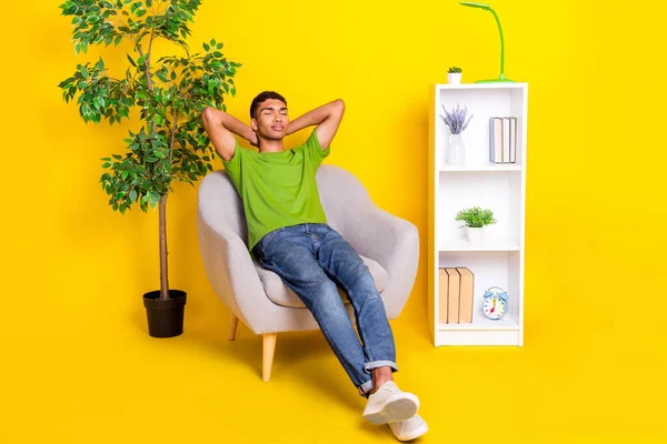 Plná Délka Fotografie Pozitivního Zasněný Muž Oblečený Zelené Tričko Sedí — Stock fotografie