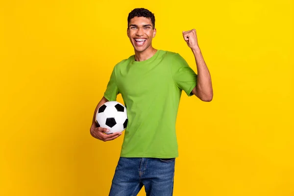 Фото Хорошего Молодого Человека Держать Мяч Поднять Кулак Праздновать Любимую — стоковое фото
