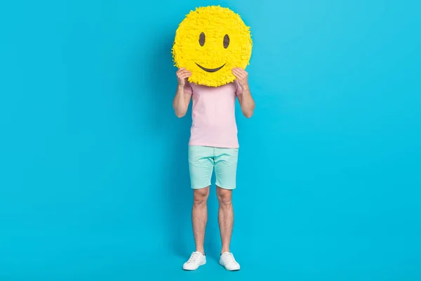 Foto Corpo Inteiro Cara Jovem Atraente Sorriso Emoji Pinata Esconder — Fotografia de Stock
