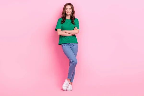 正楽観的な可愛い女性の腕の完全な長さの写真折り畳まれた着用トレンディーな緑の服ピンク色の背景に隔離された服 — ストック写真