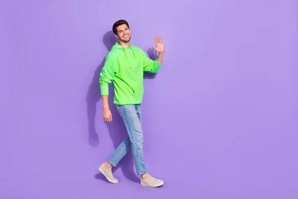 Pełna Długość Zdjęcie Wesoły Słodkie Człowiek Nosić Zielony Bluza Chodzenie — Zdjęcie stockowe