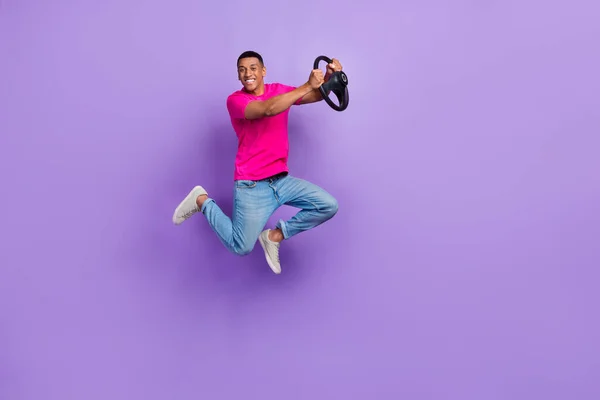 全长活泼开朗的男人的肖像跳胳膊抱轮隔离紫色背景 — 图库照片