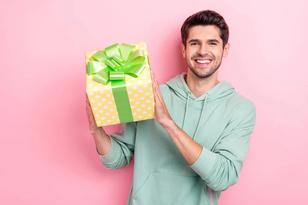 Retrato Positivo Alegre Homem Mãos Segurar Giftbox Feixe Sorriso Isolado — Fotografia de Stock