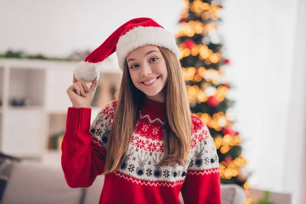 写真のファンキーな陽気な女の子の歯の笑顔手ホールドタッチお祝いの頭の摩耗ザボンクリスマスハウス屋内 — ストック写真