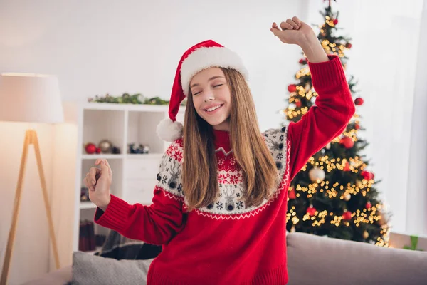 かわいい平和少女の写真目を閉じて笑顔が踊る魔法の新年の家を屋内で楽しむ — ストック写真