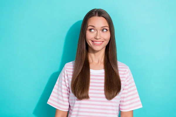 Fotografie Příjemné Optimistické Dívky Dlouhým Účesem Nosit Pruhované Tričko Vypadat — Stock fotografie