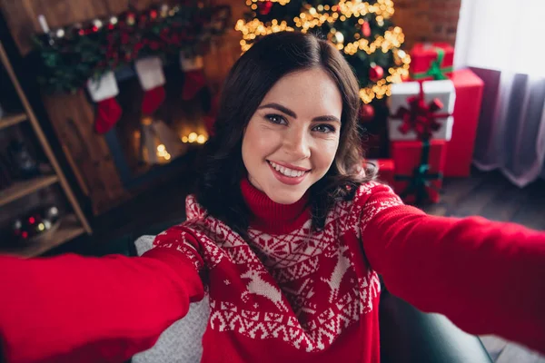 Фото Розкішної Веселої Дівчини Взяти Зубну Посмішку Новорічного Святкового Різдвяного — стокове фото