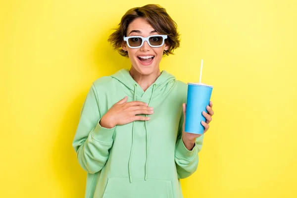 若い女の子の写真のポートレート自己励起サングラスプラスチックカップ服スタイリッシュな緑の外観黄色の色の背景に孤立 — ストック写真