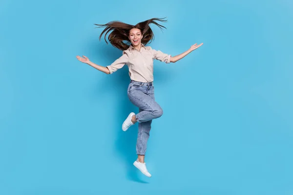 全长照片 可爱的年轻女士跳着 穿着蓝色背景的牛仔裤靴 — 图库照片