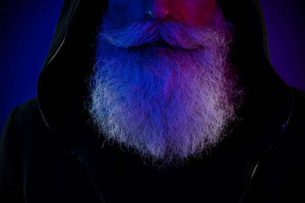 迷人的退休男子身穿黑色套头毛衣胡子 深蓝色背景的照片 — 图库照片