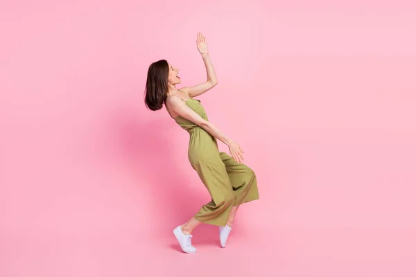 여성의 프로필 사진아름다운 카키색 배경에 공간에 신발을 — 스톡 사진