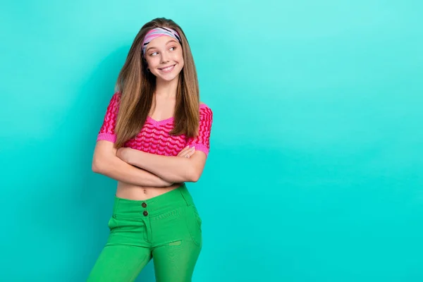 照片上积极快乐的女孩直着头发 头戴粉色针织上衣 空旷的空间臂膀 与绿松石色背景隔离 — 图库照片
