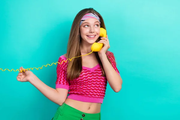 Fotografie Optimistické Pozitivní Dívka Růžová Top Mluví Pevné Linky Telefon — Stock fotografie