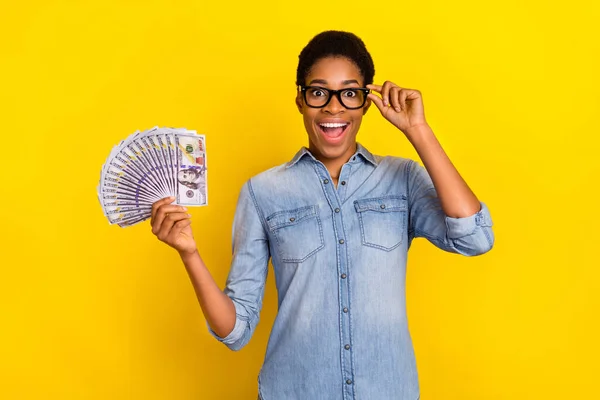 Portrét Ohromeného Úspěšného Člověka Držet Sto Bankovek Jackpot Izolované Žlutém — Stock fotografie